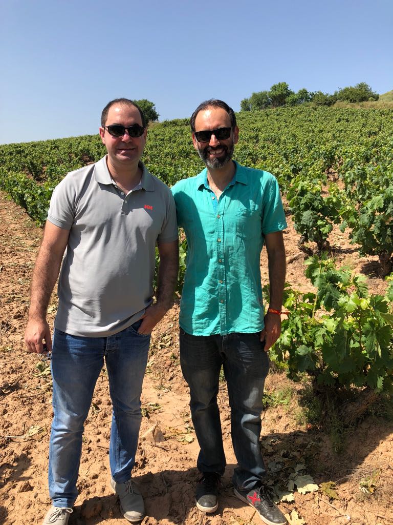 Manuel y Iosu visitando el viñedo de Hormilla, La Rioja. 